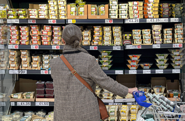 10일(현지 시간) 영국 대형 유통 업체 테스코의 런던 매장에서 한 고객이 식품을 고르고 있다. 영국의 지난해 12월 소비자물가지수는 5.1%로 나타났으며 대출금리도 오르고 있다. 오는 4월로 예정된 에너지 요금과 세금 인상이 겹치면 가계의 부담이 걷잡을 수 없이 커질 것이라는 우려가 나온다./AFP연합뉴스