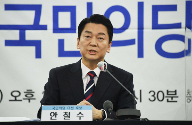 안철수 국민의당 대선 후보가 11일 오후 한국프레스센터에서 열린 한국기자협회 초청 토론회에서 패널들의 질문에 답변하고 있다./권욱 기자