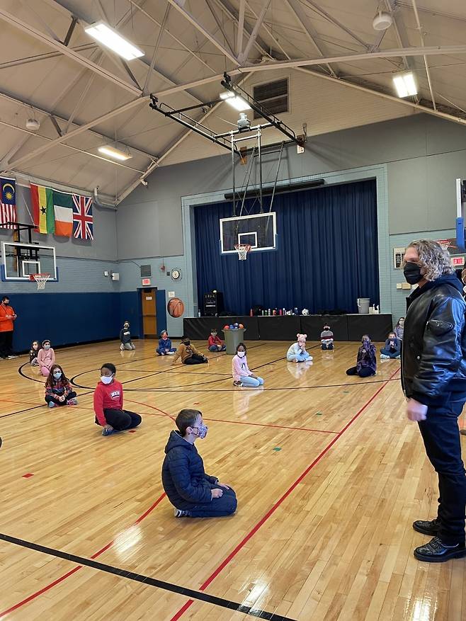 ▲ 메라멕 초등학교에서 일일 체육 선생님으로 변신한 해리슨 베이더.ⓒ린제이슈슬러 SNS