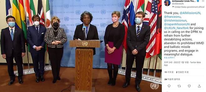 북한 미사일 발사 규탄하는 각국 유엔대사들 (뉴욕=연합뉴스) 10일(현지시간) 미국 뉴욕 유엔본부에서 린다 토머스-그린필드 주유엔 미국대사(가운데)가 미국, 알바니아, 프랑스, 아일랜드, 일본, 영국이 참여해 북한의 탄도미사일 발사를 규탄하는 공동성명을 낭독하고 있다. 2022.1.10. firstcircle@yna.co.kr [토머스-그린필드 주유엔 미국대사 트위터 캡처. 재판매 및 DB 금지]