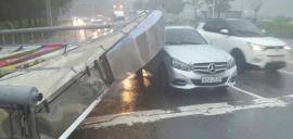 차량 덮친 현수막 게시시설 2016년 5월 부산 해운대구에서 현수막 지정게시시설이 강풍으로 넘어져 신호대기 차량을 덮친 모습. [감사원 제공. DB 및 재판매 금지]