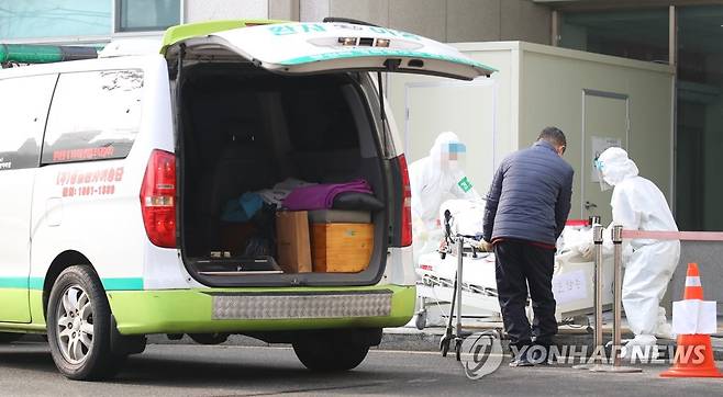 '집단 감염' 요양·정신병원 동일집단 격리…광주 94명 확진 ※ 기사와 직접 관계가 없습니다. [연합뉴스 자료사진]