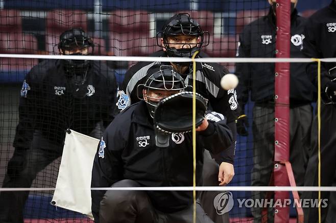 '한 치의 오차 없이' (서울=연합뉴스) 김인철 기자 = 11일 서울 구로구 고척스카이돔에서 KBO 사무국 산하 심판위원회에 속한 1·2군 심판들이 올해부터 바뀐 스트라이크 존(S존) 적응을 위한 훈련을 하고 있다.
    정지택 KBO 총재는 2022년 신년사에서 "이번 시즌부터 타자 키에 맞춰 선수 개인별 스트라이크 존을 철저하게 적용하겠다"고 약속했다. 2022.1.11 yatoya@yna.co.kr