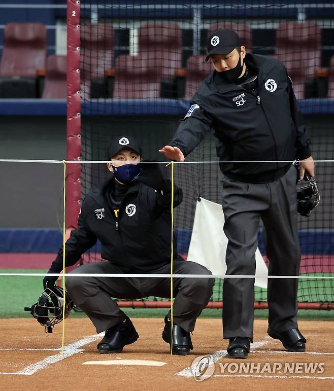 바뀐 S존 적응 연습 훈련하는 KBO 심판들 (서울=연합뉴스) 김인철 기자 = 11일 서울 구로구 고척스카이돔에서 KBO 사무국 산하 심판위원회에 속한 1·2군 심판들이 올해부터 바뀐 스트라이크 존(S존) 적응을 위한 훈련을 하고 있다.
    정지택 KBO 총재는 2022년 신년사에서 "이번 시즌부터 타자 키에 맞춰 선수 개인별 스트라이크 존을 철저하게 적용하겠다"고 약속했다. 2022.1.11 yatoya@yna.co.kr