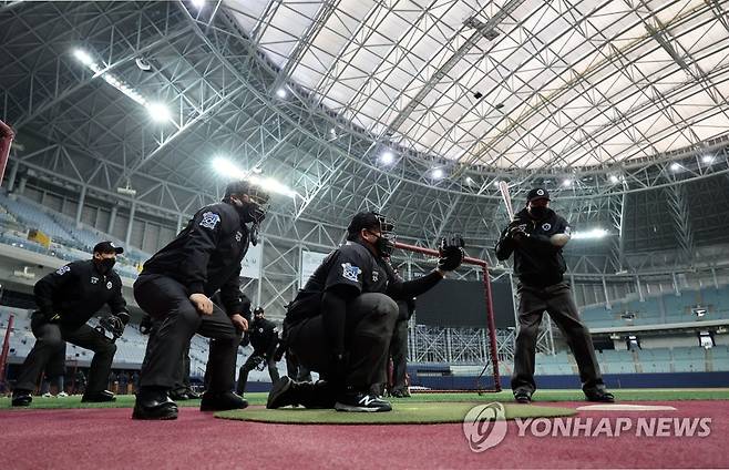 KBO 심판들, 바뀐 스트라이크존 적응 훈련 (서울=연합뉴스) 김인철 기자 = 11일 서울 구로구 고척스카이돔에서 KBO 사무국 산하 심판위원회에 속한 1·2군 심판들이 올해부터 바뀐 스트라이크 존(S존) 적응을 위한 훈련을 하고 있다.
    정지택 KBO 총재는 2022년 신년사에서 "이번 시즌부터 타자 키에 맞춰 선수 개인별 스트라이크 존을 철저하게 적용하겠다"고 약속했다. 2022.1.11 yatoya@yna.co.kr