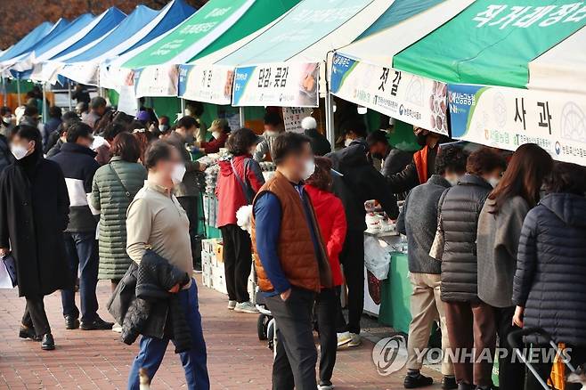 주말에 열린 농산물 직거래 장터 [연합뉴스 자료사진]