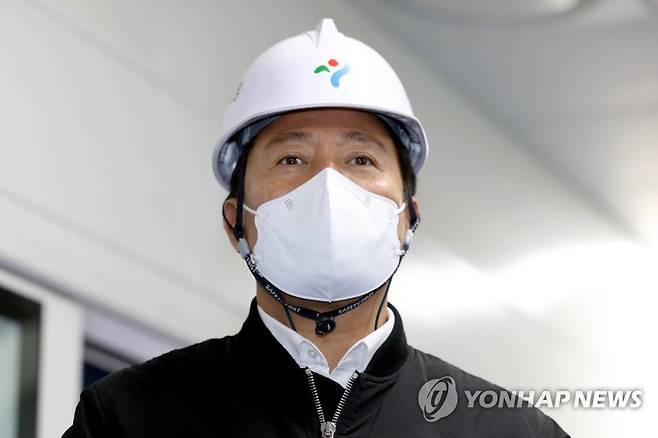 오세훈 서울시장, 새해 첫 일정으로 신림선 건설현장 방문 [연합뉴스 자료사진] 오세훈 서울시장이 3일 오전 서울 동작구 신림선 도시철도 건설 현장에서 열차를 시승한 뒤 소감을 말하고 있다. 2022.1.3 [공동취재]