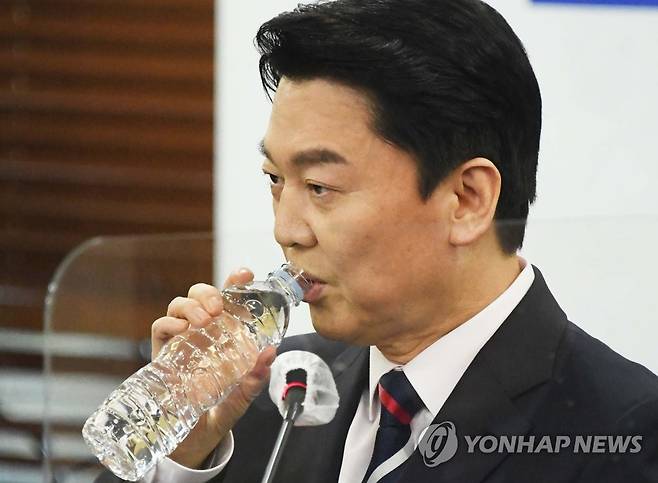 물 마시는 안철수 (서울=연합뉴스) 국민의당 안철수 대선 후보가 11일 오후 서울 중구 한국프레스센터에서 열린 한국기자협회 초청토론회에서 목을 축이고 있다. 2022.1.11 [국회사진기자단] uwg806@yna.co.kr