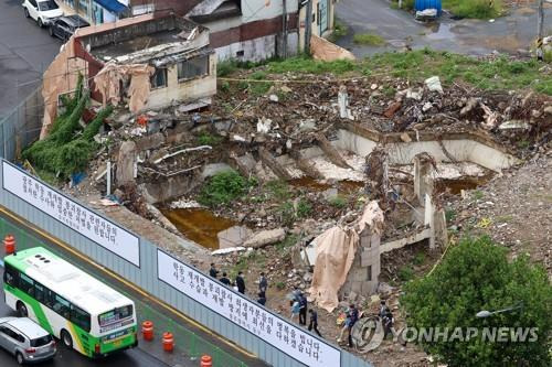 지난해 6월 17명의 사상자를 낸 광주 동구 학동 4구역 재개발 사업지의 철거건물 붕괴참사 현장에서 지난해 8월 27일 오전 법원의 현장검증이 열린 모습. 
[연합뉴스 자료사진]