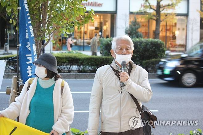 징용 배상 요구하는 일본 시민단체 '금요행동' 재개 (도쿄=연합뉴스) 김호준 특파원 = 코로나19 확산으로 중단된 일본 시민단체의 '금요행동'이 26일부터 다시 시작됐다. '나고야 미쓰비시 조선여자근로정신대 소송을 지원하는 모임'은 이날 오전 도쿄 미쓰비시(三菱)중공업 본사 앞에서 강제 동원에 대한 사죄와 배상을 촉구하는 집회(금요행동)를 1년 8개월 만에 재개했다. 이 단체의 다카하시 마코토 공동대표가 발언하는 모습. 22021.11.26 hojun@yna.co.kr