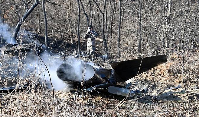 추락 전투기 잔해 조사하는 군 관계자 (화성=연합뉴스) 11일 오후 경기도 화성시 정남면 관항리의 한 야산에서 공군 관계자들이 10전투비행단 소속 F-5E 전투기 잔해를 확인하고 있다. 공군 등에 따르면 이날 오후 1시 44분께 F-5E 전투기가 이륙해 상승 중 추락했다. 2022.1.11 [경인일보 제공. 재판매 및 DB 금지] photo@yna.co.kr