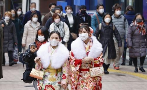 일본 '성인의 날' 기모노 입은 여성들  (도쿄 교도=연합뉴스) '성인의 날' 공휴일인 10일 20세 성인이 된 것을 축하하는 의미에서 일본 전통 복장인 기모노 차림으로 시부야 거리를 걷고 있는 여성들.