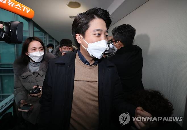 김종인 사무실 찾은 이준석 (서울=연합뉴스) 국민의힘 이준석 대표가 김종인 전 총괄선대위원장과의 면담을 위해 지난 10일 오후
 서울 종로구에 위치한 김 전 위원장의 사무실로 들어서고 있다. 2022.1.10 [국회사진기자단] uwg806@yna.co.kr