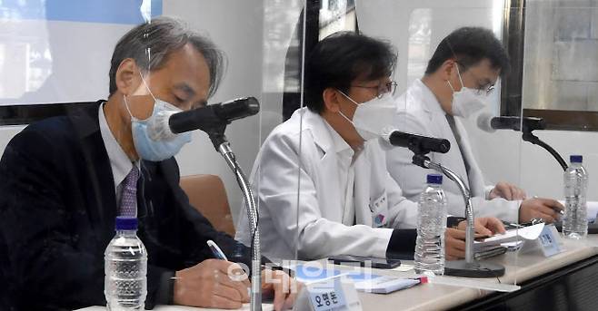 신종감염병 중앙임상위원회 기자회견이 12일 서울 중구 국립중앙의료원에서 열린 가운데 정기현 국립중앙의료원장이 오미크론 변이에 대해 발언을 하고 있다. (사진=이영훈 기자)