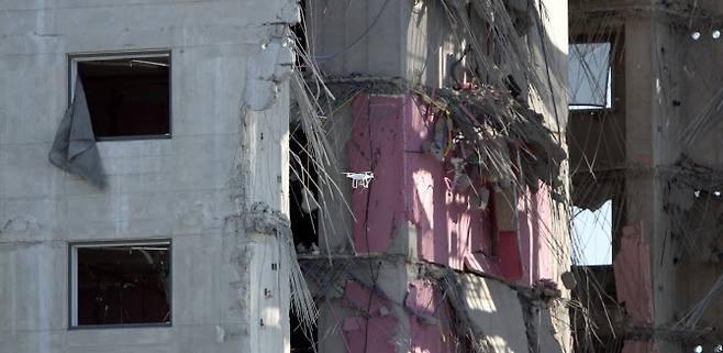 12일 광주광역시 서구 화정동 HDC 현대산업개발 신축 아파트 붕괴 사고 현장에서의 실종자 수색작업이 재개됐다. 당국이 띄운 드론이 사고현장 안전진단을 하고 있다.(사진=연합뉴스)