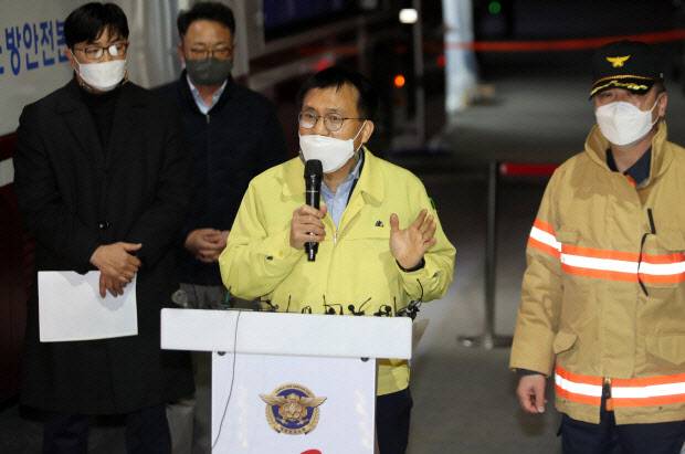 박남언 광주광역시 시민안전실장이 12일 화정동 HDC 현대산업개발 신축 아파트 붕괴 사고 실종자 수색 작업에대한 브리핑을 하고 있다.(사진=연합뉴스)
