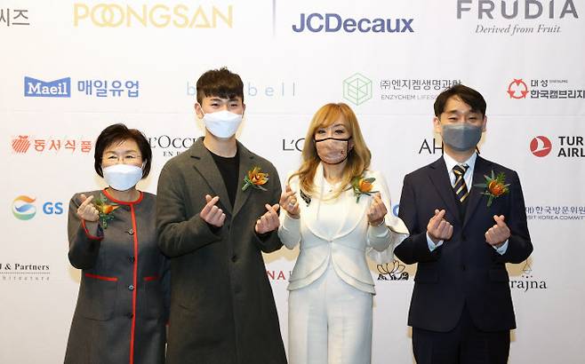 12일 서울시 강남구 인터컨티넨탈 서울 코엑스에서 열린 기자회견에 참석한 ‘2022 한국이미지상’ 수상자들이 기념 촬영을 하고 있다. 왼쪽부터 최정화 한국이미지커뮤니케이션연구원(CICI) 이사장, 양궁 선수 김제덕, 소프라노 조수미, 강동한 넷플릭스 한국 콘텐츠 총괄 VP. (사진=연합뉴스)