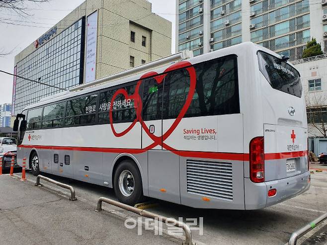 대한적십자사에서 운영중인 헌혈버스 외관. 향후 삼성 임원들의 기부금을 활용해 유사한 형태의 새 헌혈버스가 제작될 예정이다.