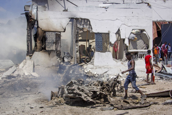12일(현지시각) 소말리아 수도 모가디슈의 하마르웨인 지구에서 일어난 폭발 현장.(사진=AP)