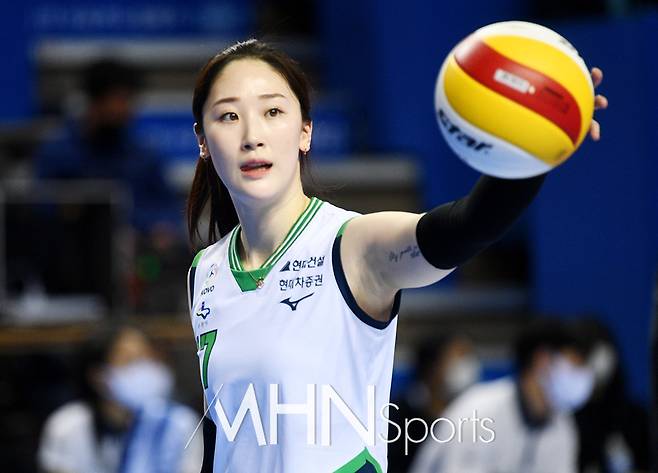 현대건설 고예림이 11일 오후 화성 실내체육관에서 열린 2021-22시즌 도드람 V리그 여자부 IBK기업은행과의 경기에서 서브를 준비하고 있다.(MHN스포츠 화성, 이지숙 기자)