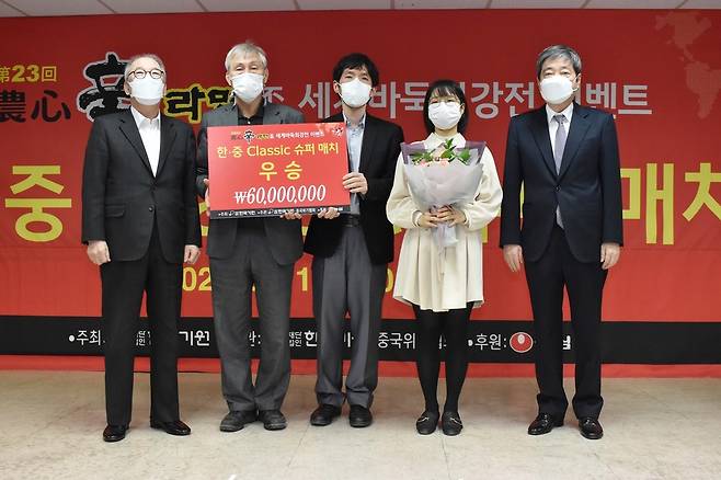 한국바둑이 한·중 클래식 슈퍼매치에서 극적인 역전승으로 우승을 차지했다. 사진 왼쪽부터 조훈현·이창호·최정 9단. [한국기원 제공]