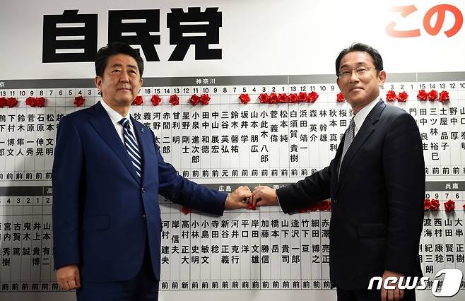 아베 신조 전 일본 총리(왼쪽)와 기시다 후미오 현 일본 총리. © AFP=뉴스1