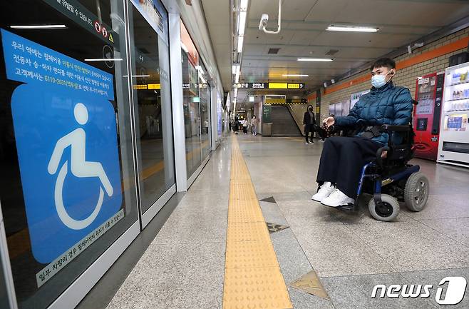 장애인의 날을 하루 앞둔 2021년 4월 19일 1급지체장애인 여동수(52세)씨가 서울 중구 을지로3가역에서 지하철을 이용하기 위해 열차를 기다리고 있다. /뉴스1 © News1 박세연 기자