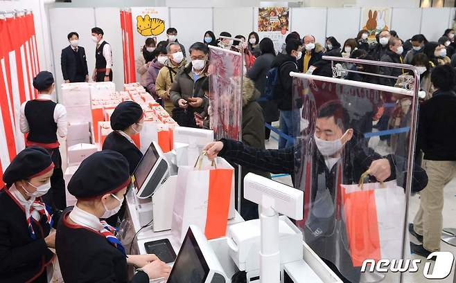 1일 도쿄의 한 백화점에서 쇼핑객들이 물건을 구매하고 있다. © AFP=뉴스1