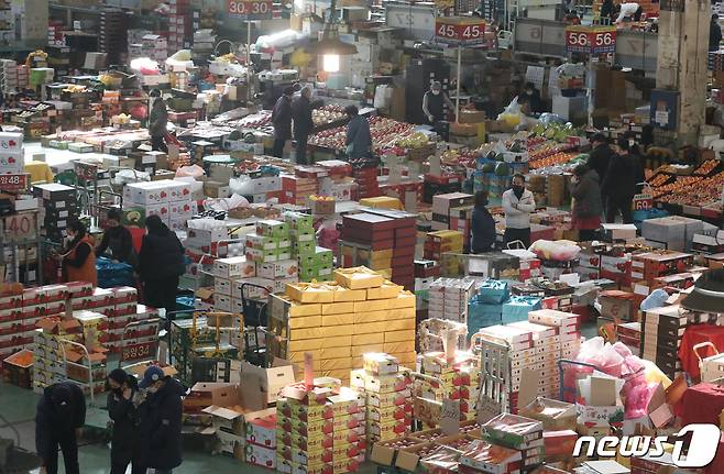 부산 해운대구 반여농산물시장 청과시장 전경 © News1 DB