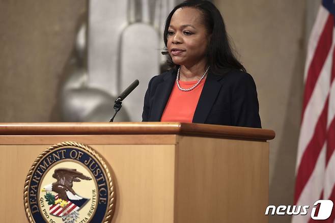 크리스틴 클라크 미 법무차관이 2021년 10월 22일(현지시간) 법무부에서 연설을 하고 있다. © AFP=뉴스1 © News1 김지현 기자