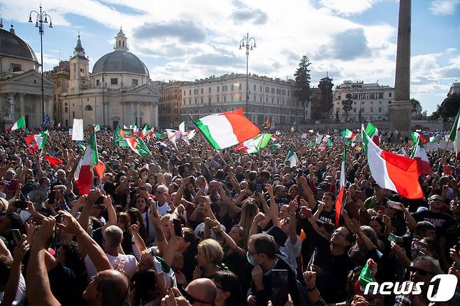 9일(현지시간) 이탈리아 로마에서 시민들이 코로나19 면역증서인 '그린 패스' 의무화에 반대하는 시위를 하며 국기를 흔들고 있다. © AFP=뉴스1 © News1 우동명 기자