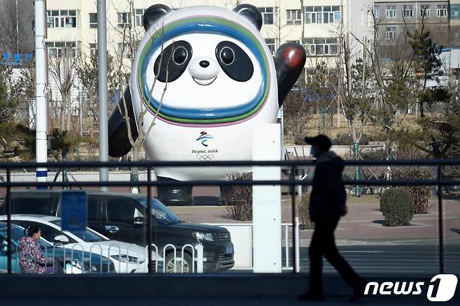 2022 베이징 동계올림픽 마스코트 빙둔둔(氷墩墩)이 지난 22일 중국 허베이성 장자커우시의 한 철도역 밖에 보이고 있다. 2021.12.27/news1 © AFP=뉴스1 © News1 김민수 기자