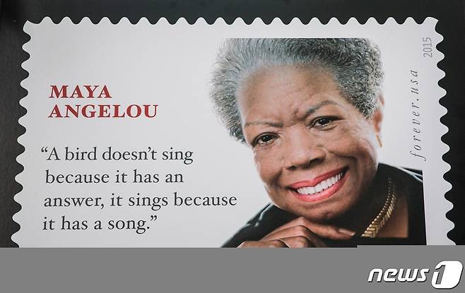 우편·화물 배송 업체인 US포스탈서비스가 2015년 8월 20일(현지시간) 마야 안젤루를 기념하기 위해 만든 우편. © AFP=뉴스1 © News1 김지현 기자