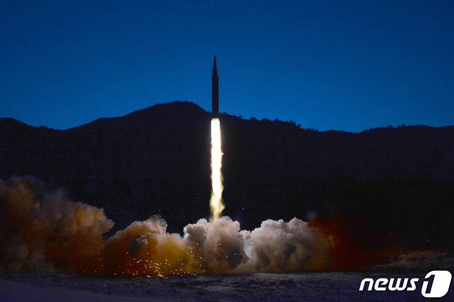(평양 노동신문=뉴스1) = 북한 국방과학원이 11일 극초음속미사일을 시험발사했다. [국내에서만 사용가능. 재배포 금지. DB 금지. For Use Only in the Republic of Korea. Redistribution Prohibited] rodongphoto@news1.kr