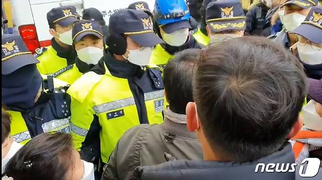 12일 오후 4시 광주 서구 화정동 현대 아이파크 외벽 붕괴사고 현장에서 실종자 유족들이 빠른 수색과 상황 공유를 요구하며 분통을 터뜨리고 있다. 2022.1.12/뉴스1