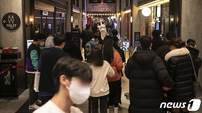 2일 오후 서울 용산구의 한 극장에 QR체크하며 입장하는 관람객들의 모습. 2022.1.2/뉴스1 © News1 김진환 기자