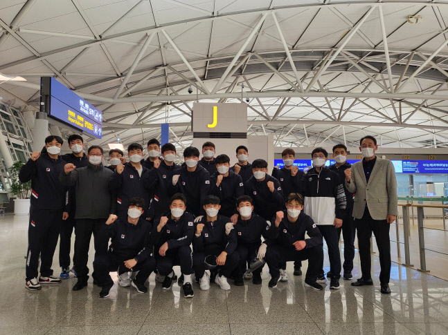 한국 남자 핸드볼 대표팀이 12일 아시아선수권대회 참가를 위해 인천국제공항을 통해 출국하기 전 기념촬영을 하고 있다. 제공=대한핸드볼협회