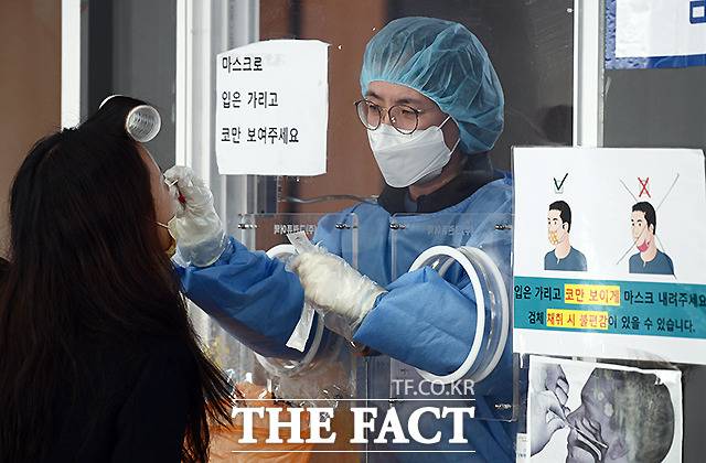 7일 오전 서울 중구 서울역 광장 임시선별검사소에서 의료진이 검사를 하고 있다. /이새롬 기자