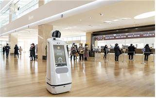 국립극장이 도입한 인공지능 문화해설 로봇 '큐레이팅 봇(큐아이)'.