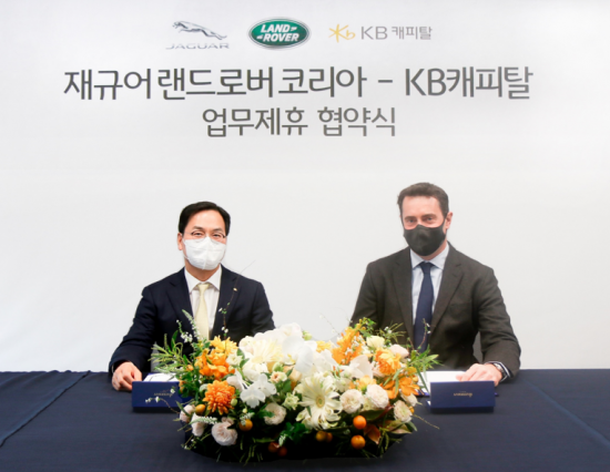 황수남 KB캐피탈 대표이사(왼쪽)와 로빈 콜건 재규어랜드로버 코리아 대표이사가 제휴 연장계약 체결 이후 기념사진 촬영을 하고 있다.