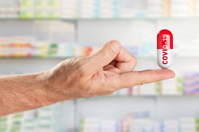 코로나19 중증화와 사망 위험을 89% 가량 낮추는 것으로 알려진 화이자의 먹는 치료제 '팍스로비드'가 14일부터 국내에서 사용된다.&nbsp;방역당국은 다른 나라에 비해 국내에 상당히 빠르게 팍스로비드가 도입된 만큼 확진자의 감염 확산을 늦추고 오미크론에 대한 대응도 가능하다고 보고 있다. 다만 세계적으로 치료제에 대한 수요가 높기 때문에 초기물량이 충분치 않아 우선 대상자를 선정했다. 방역당국은 이후 공급량과 환자 발생 동향 등을 종합적으로 고려해 투약대상을 확대할 계획이다.&nbsp;게티이미지뱅크 제공