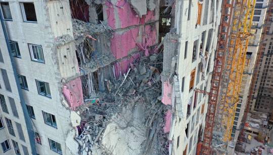 광주 서구 화정현대아이파크 주상복합아파트 구조물 붕괴 이틀째를 맞은 12일 당국은 안전진단을 거쳐 실종자 수색 재개를 결정하기로 했다. 신축 공사 중인 이 아파트의 1개 동 옥상에서 전날 콘크리트 타설 중 28∼34층 외벽과 내부 구조물이 붕괴하면서 작업자 6명이 실종됐다. 사진은 이날 오전 사고 현장의 모습. <연합뉴스>