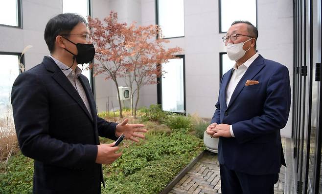 조범구 시스코코리아 대표(오른쪽)와 김승규 전자신문 통신미디어부장.