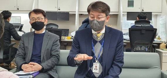 김동우 대구시 일자리투자국장(오른쪽)이 권오상 일자리노동정책과장과 함께 12일 오전 대구시청 기자실에서 10만개 일자리 창출에 대해 설명하고 있다. 사진=김장욱 기자