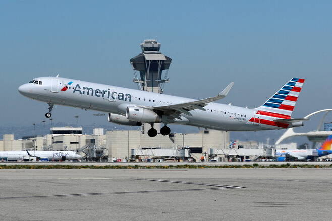 미국 로스앤젤레스 국제공항에서 항공기가 이륙하고 있다. 2018년 3월 28일 촬영했다. 로이터 연합뉴스 자료사진