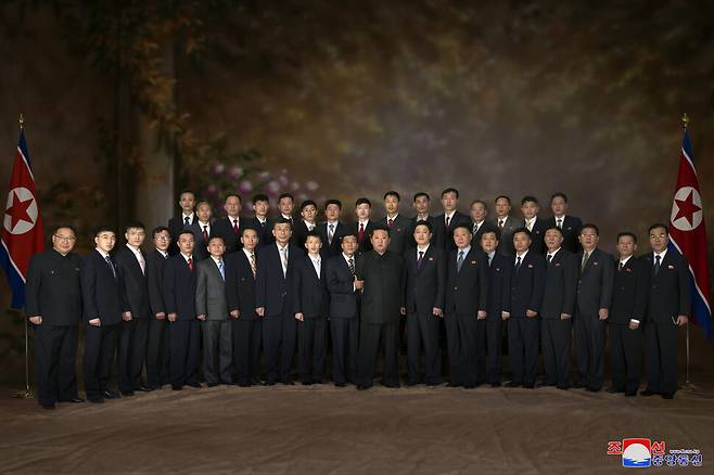 김정은 조선노동당 총비서 겸 국무위원장이 “11일 국방과학원에서 진행한 극초음속 미사일 시험발사를 참관”했으며 “극초음속 활공 비행전투부는 1000㎞ 수역의 설정 표적을 명중했다“고 <노동신문>이 12일 1면 전체에 펼쳐 보도했다. 아울러 김 총비서가 “극초음속 무기 연구개발 부문의 핵심성원들”을 노동당 중앙위 본부청사로 불러 “뜨겁게 축하”하고 “기념사진을 찍어주셨다”며 사진을 크게 실었다. 조선중앙통신 연합뉴스