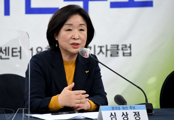 심상정 정의당 대선 후보가 12일 오후 서울 중구 한국프레스센터에서 열린 한국기자협회 초청 토론회에서 패널들의 질문에 답하고 있다. 공동취재사진