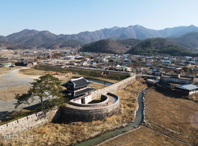 강진의 전라병영성은 500년 가까이 조선의 육군 사령부였다. 직사각형의 병영성 동쪽으로 마을이 형성돼 있다.