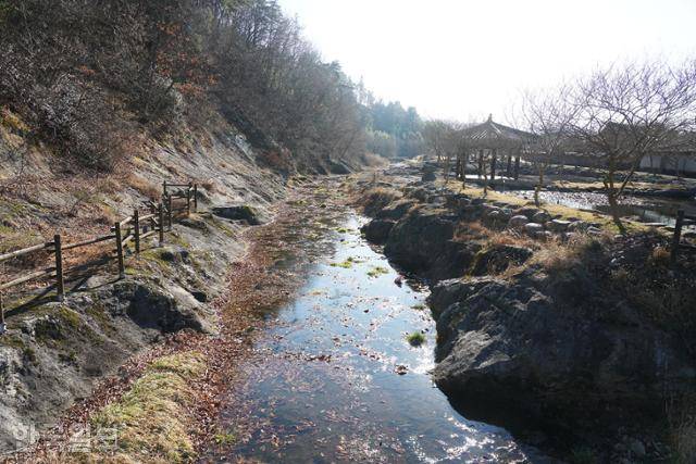 병영 마을 동편의 '적벽청류'. 이름이 과장된 측면이 있지만, 주민들의 멋스러움이 배어 있다.