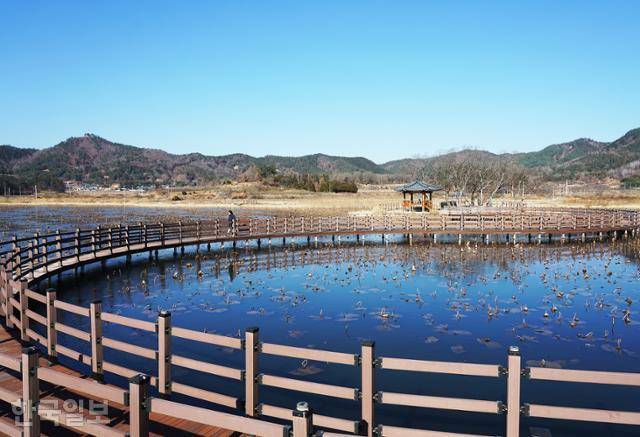 병영성 홍교 옆의 하고저수지. 인근 저수지와 함께 최근 '강진 연방죽 수로농업시스템'으로 세계관개시설물 유산으로 등재됐다.